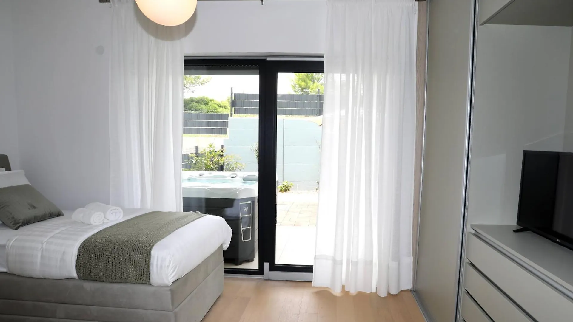 New Luxury Air-Conditioned Apartment, With Jacuzzi, Free Parking And Gardens Pula Apartmán
