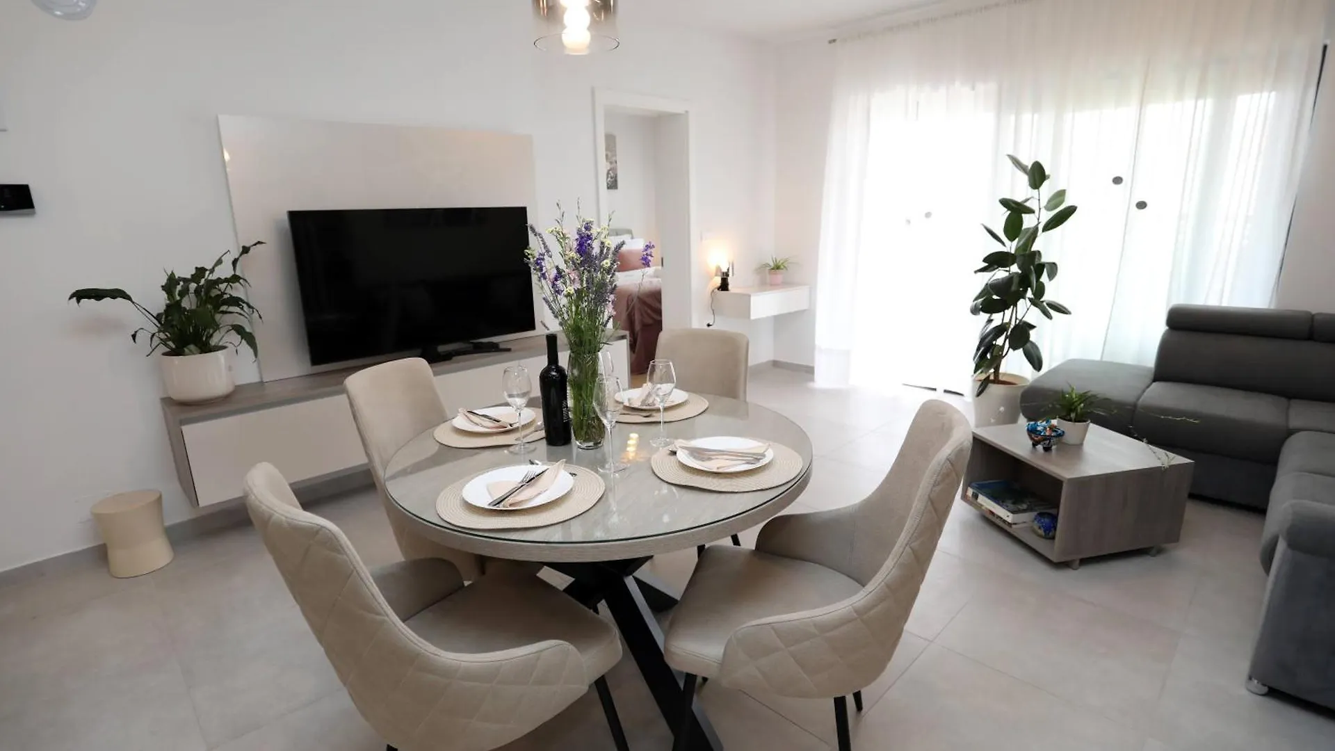 New Luxury Air-Conditioned Apartment, With Jacuzzi, Free Parking And Gardens Pula 0*,