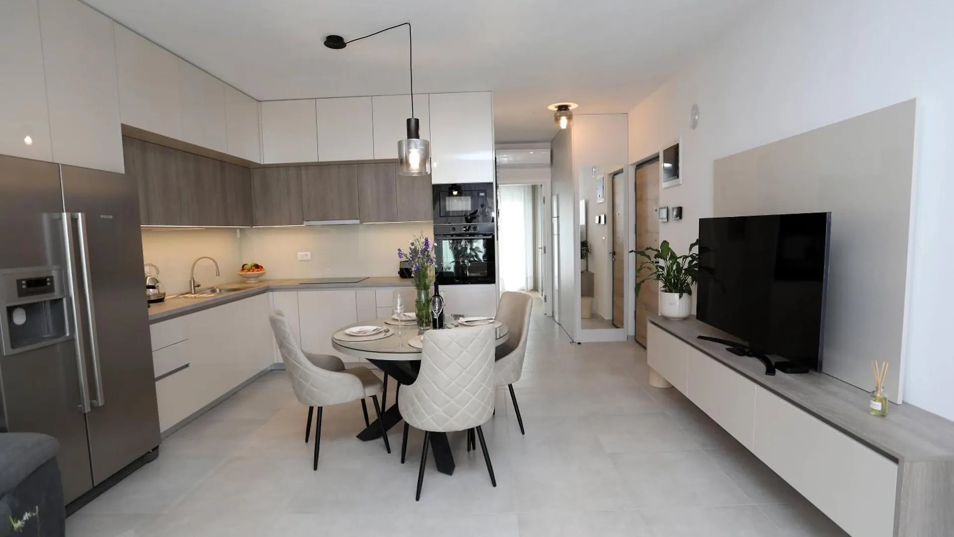 New Luxury Air-Conditioned Apartment, With Jacuzzi, Free Parking And Gardens contacts