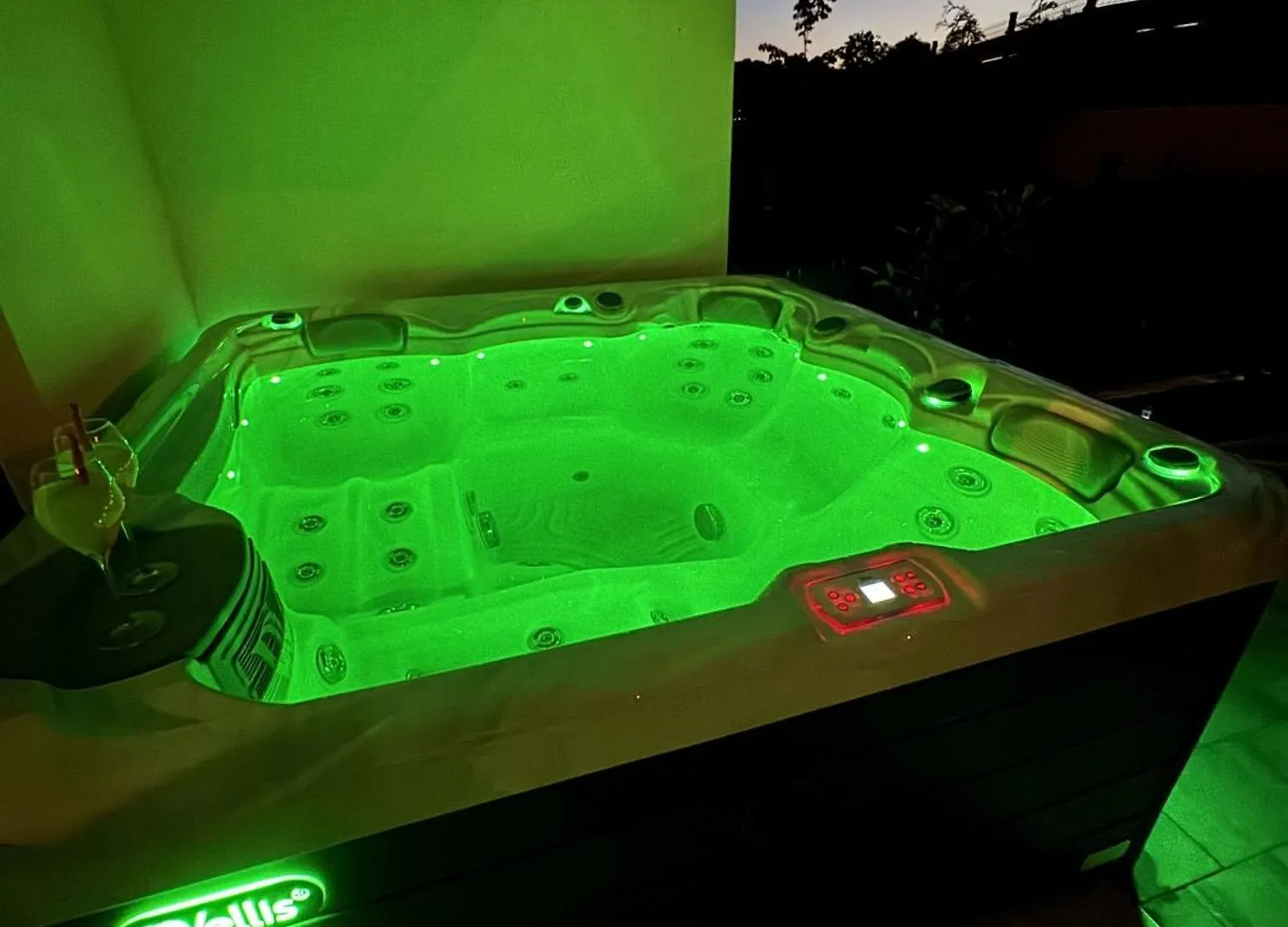 New Luxury Air-Conditioned Apartment, With Jacuzzi, Free Parking And Gardens location