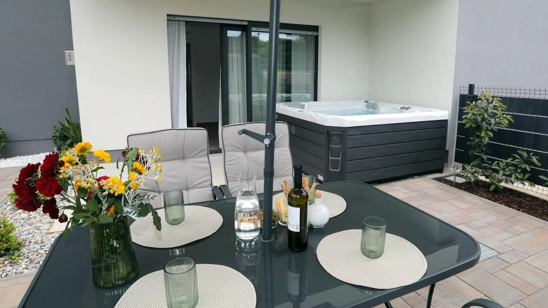 Apartmán New Luxury Air-Conditioned Apartment, With Jacuzzi, Free Parking And Gardens Pula