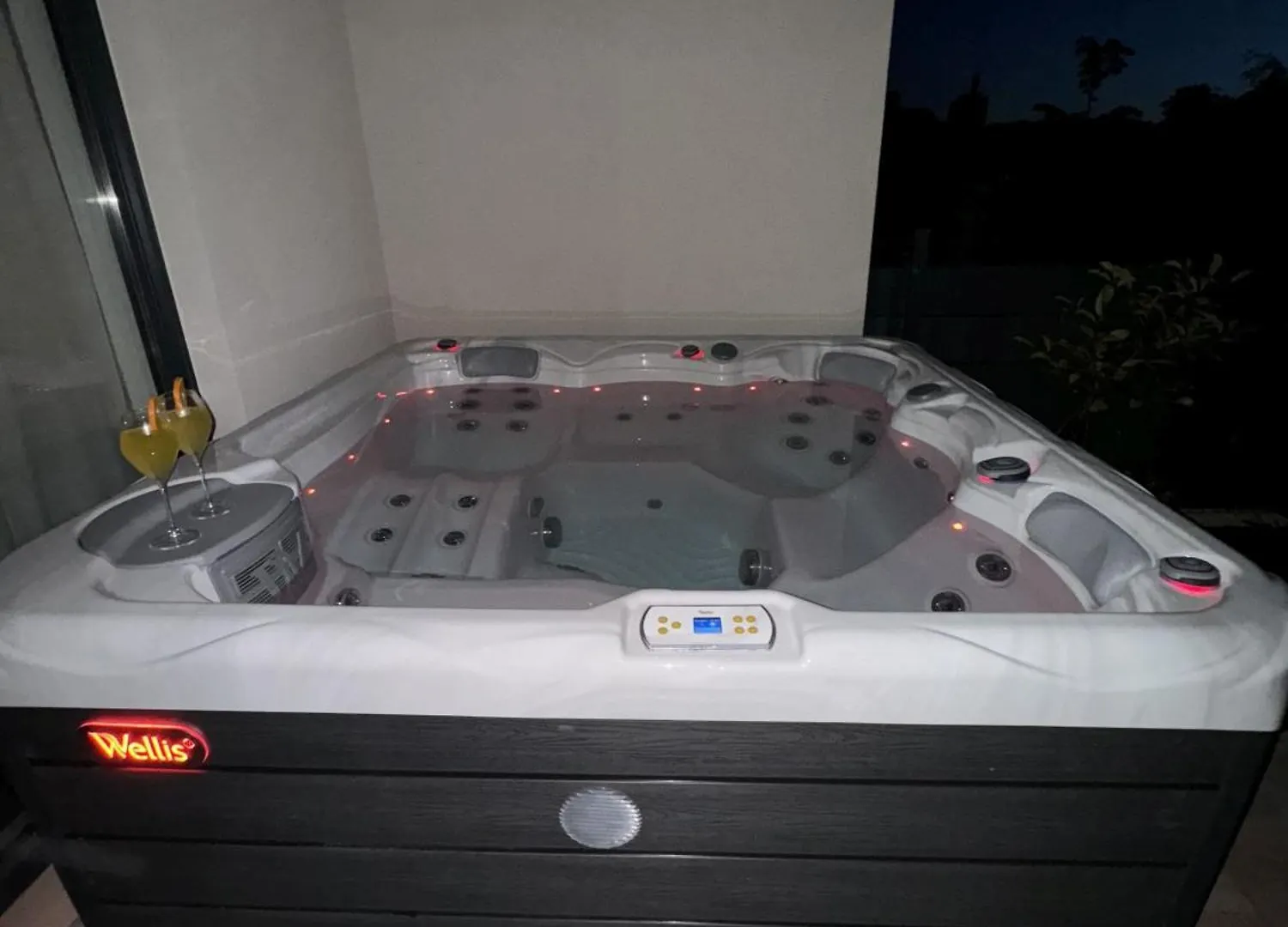 New Luxury Air-Conditioned Apartment, With Jacuzzi, Free Parking And Gardens Pula 0*,  Croatia