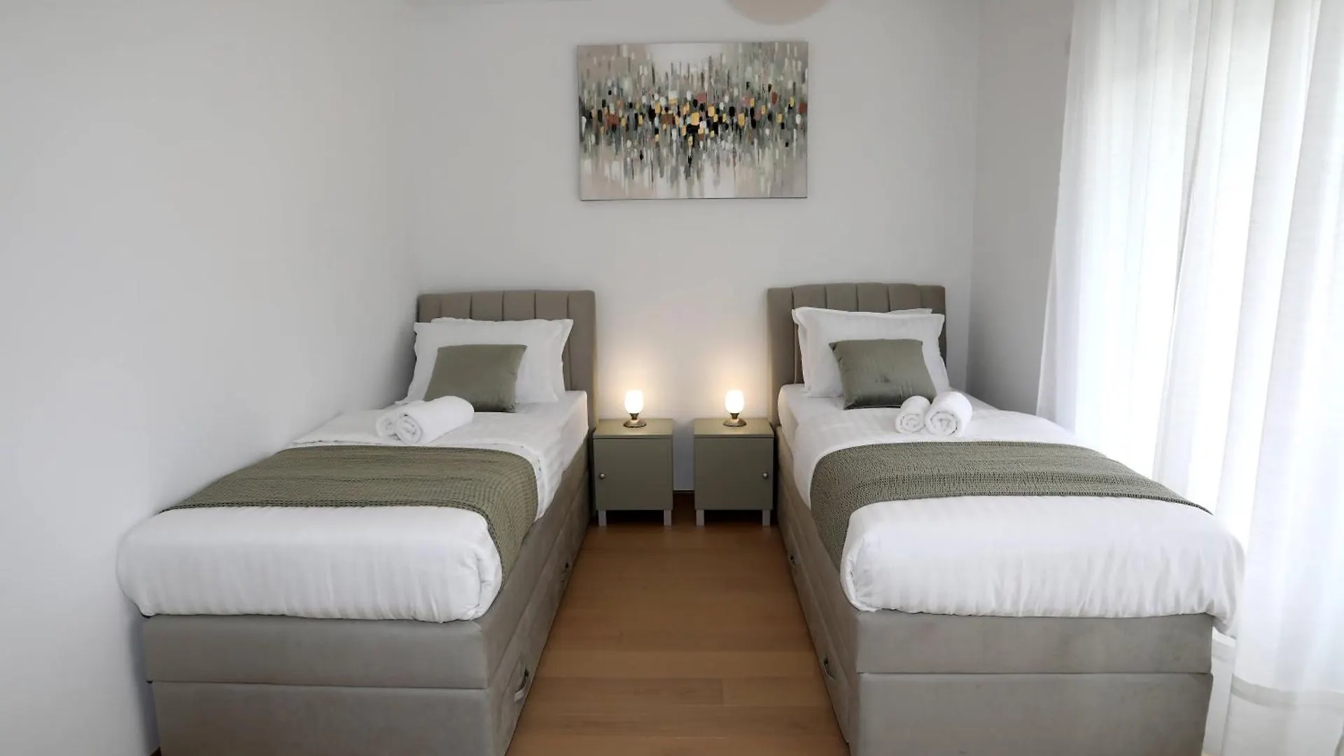 New Luxury Air-Conditioned Apartment, With Jacuzzi, Free Parking And Gardens Pula