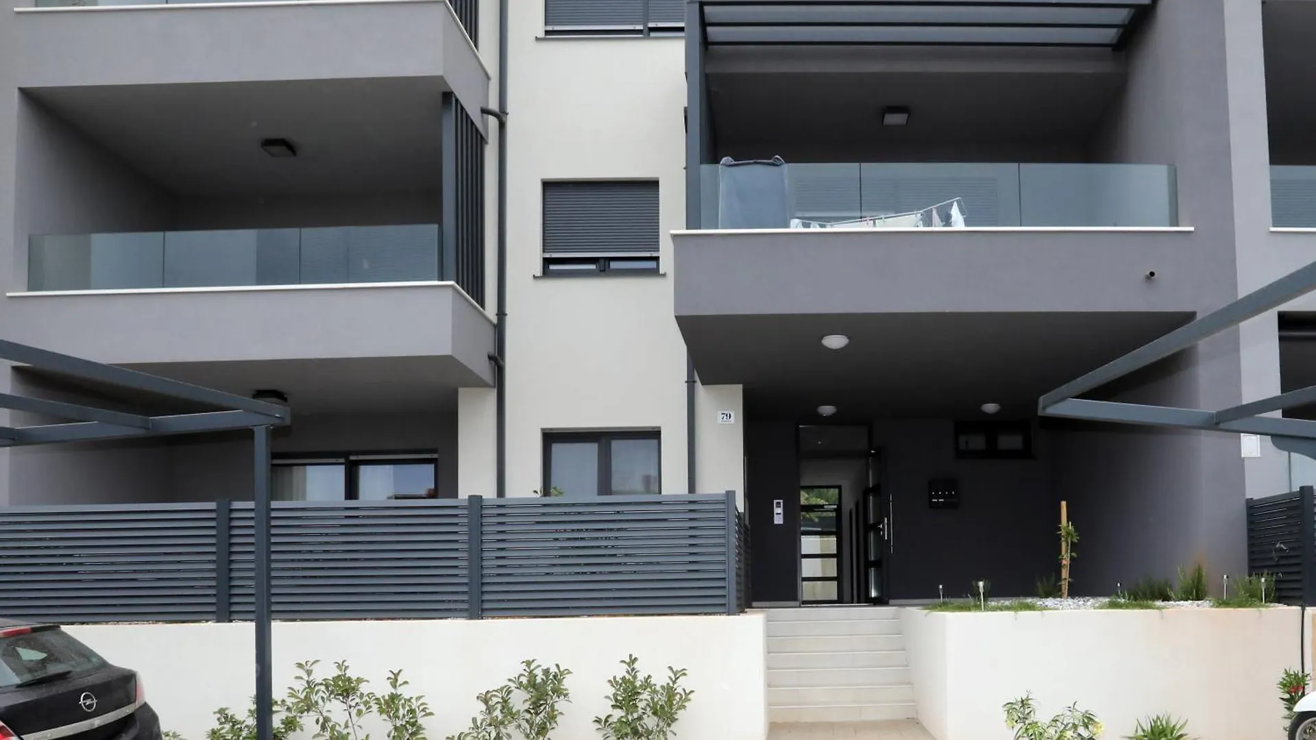 New Luxury Air-Conditioned Apartment, With Jacuzzi, Free Parking And Gardens Pula